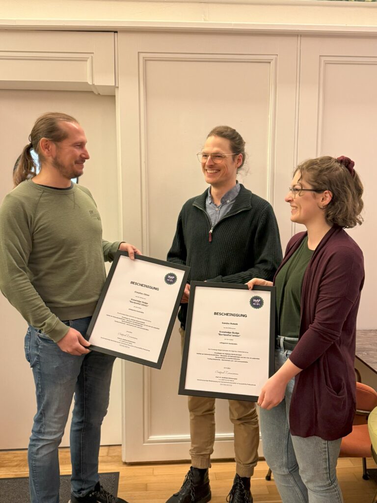 Foto von Sven Bittenbinder, Claudius Clüver und Sandra Butzek mit den Zertifikaten in ihren Händen